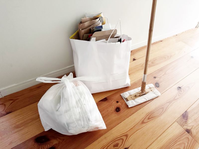 きれいにまとめられたゴミと掃除用具