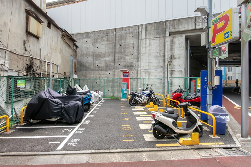 町中にあるバイク専用の駐車場