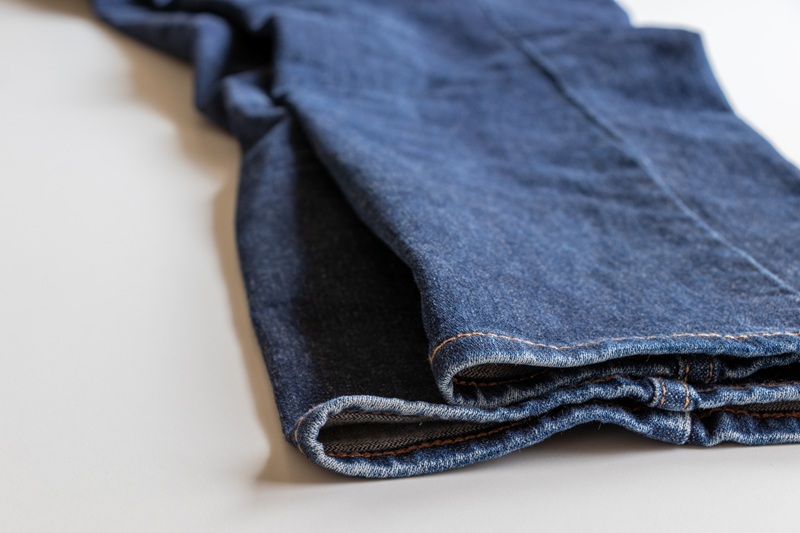 折り畳まれたデニムのボトムスの裾