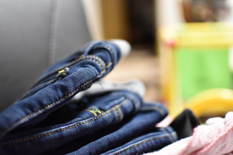 きれいに折り畳まれたデニムのボトムス