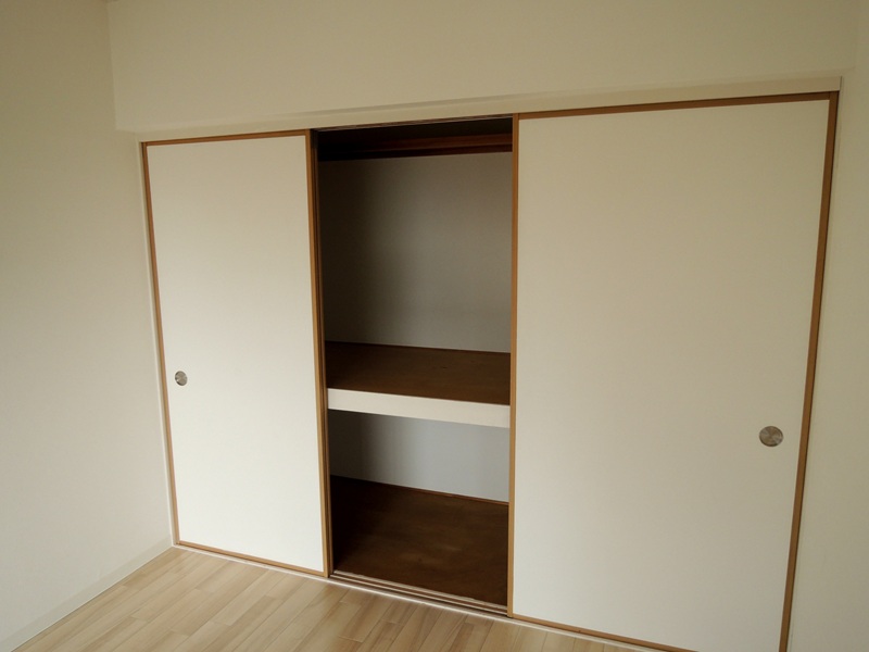 洋室にある空っぽの押入れ