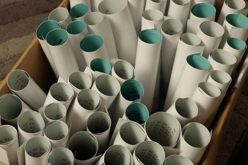 丸められて段ボールに収納されているたポスター