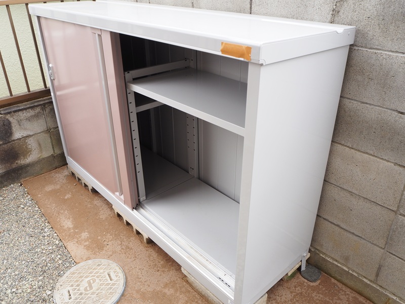 家の外にある戸が開いている物置