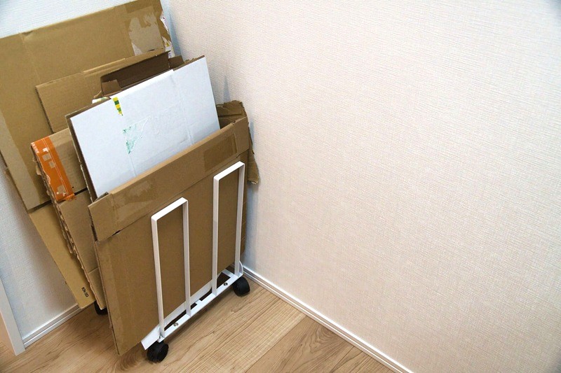 部屋の隅に置かれた段ボールストッカー