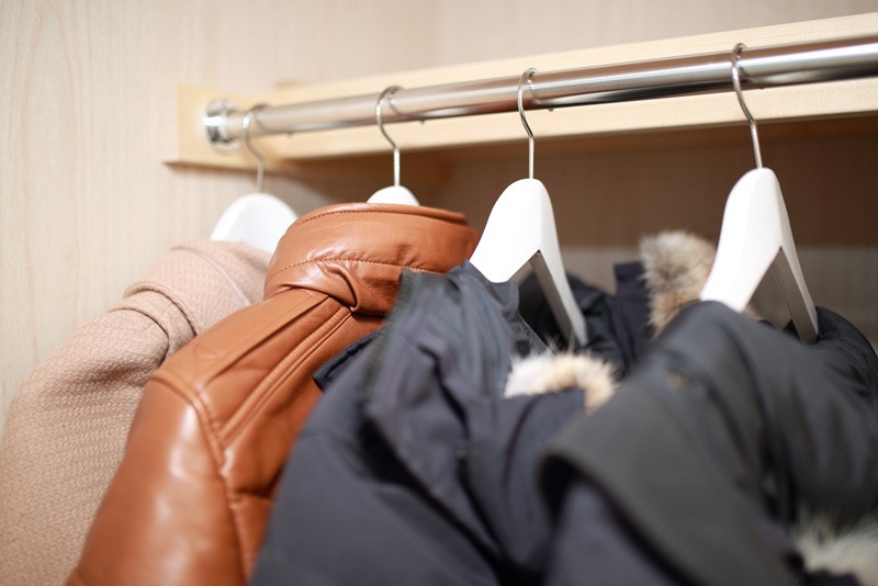 クローゼットにしまわれているダウンジャケット