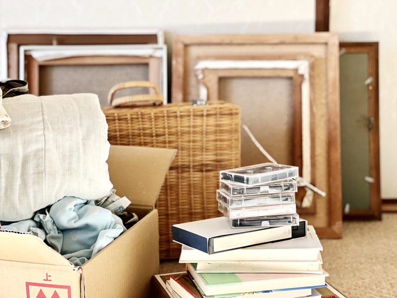 家の遺品整理をしている様子
