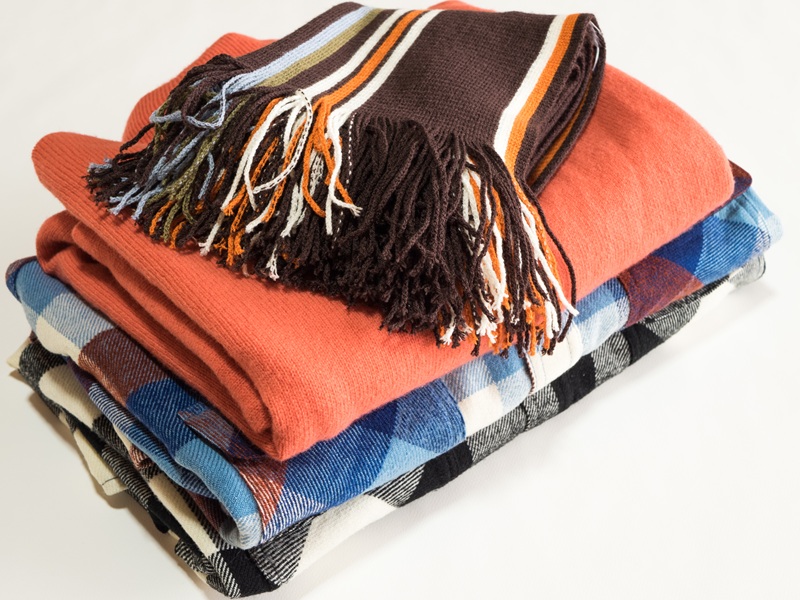 きれいに畳まれたマフラーとトップス