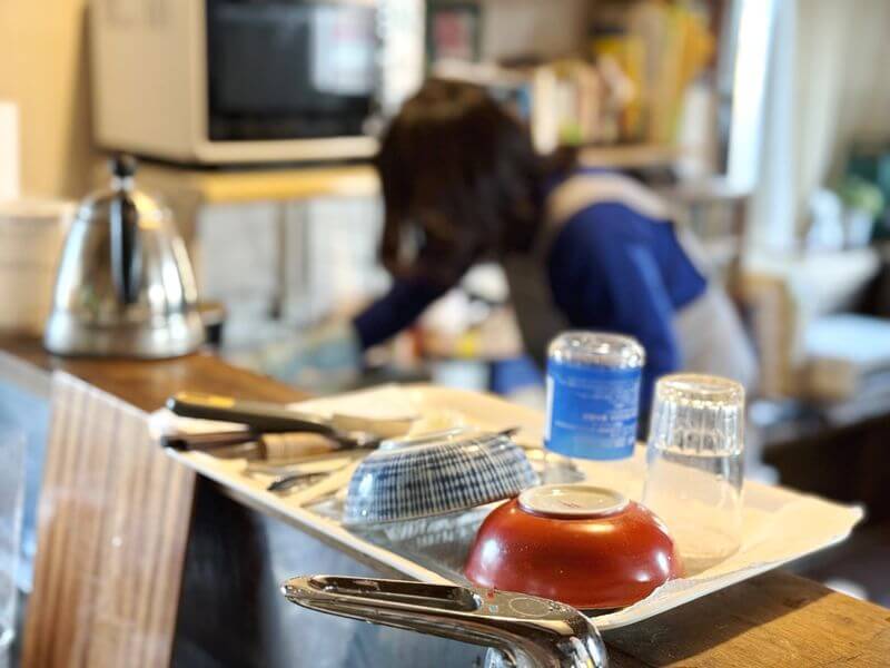 片付ける女性