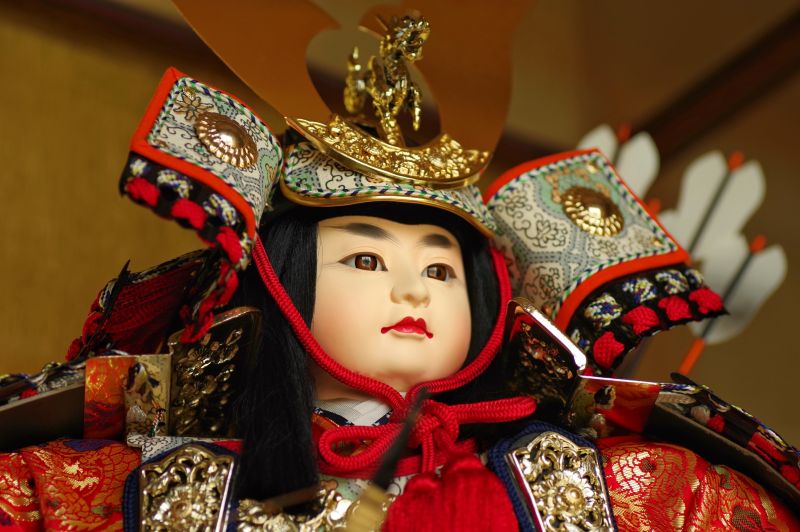 五月人形の兜をかぶった男の子の人形