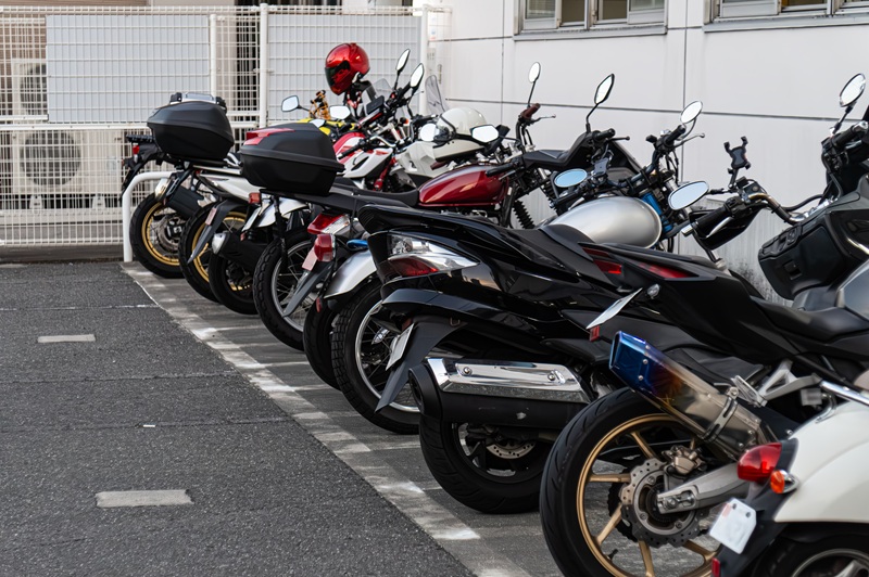 マンションの駐車場に停められている多数のバイク