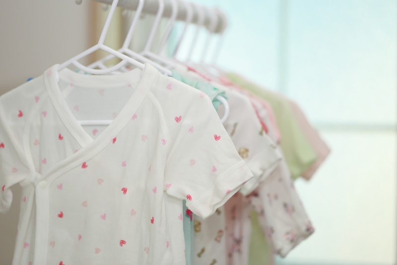 家の中で干されているたくさんのベビー服