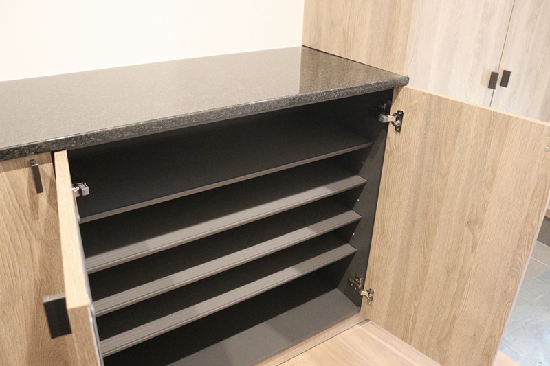 何も入っていない玄関のシューズボックス