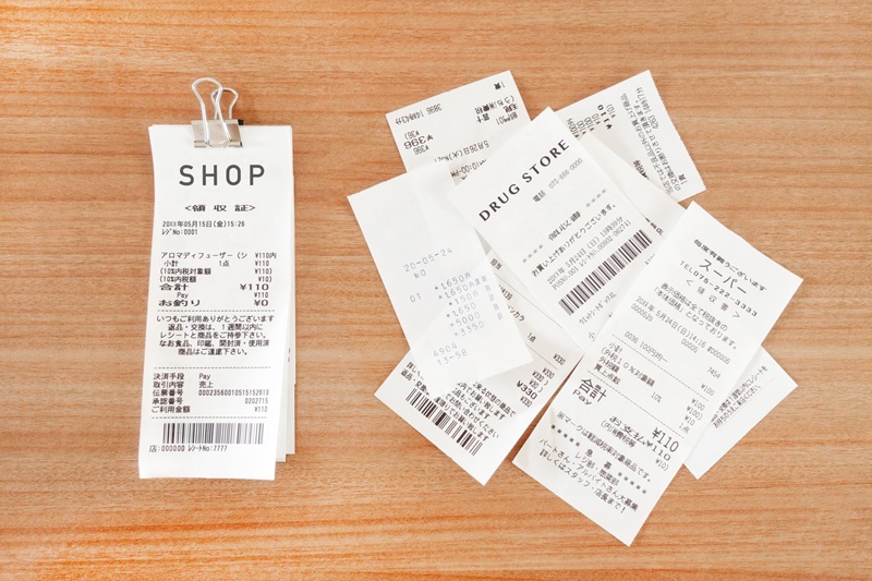 クリップでまとめられたレシート