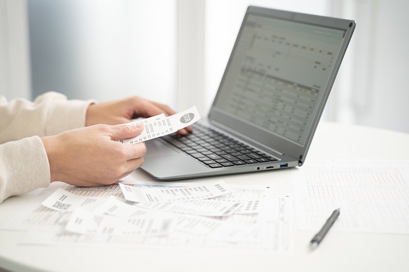 確定申告でレシートを確認している様子