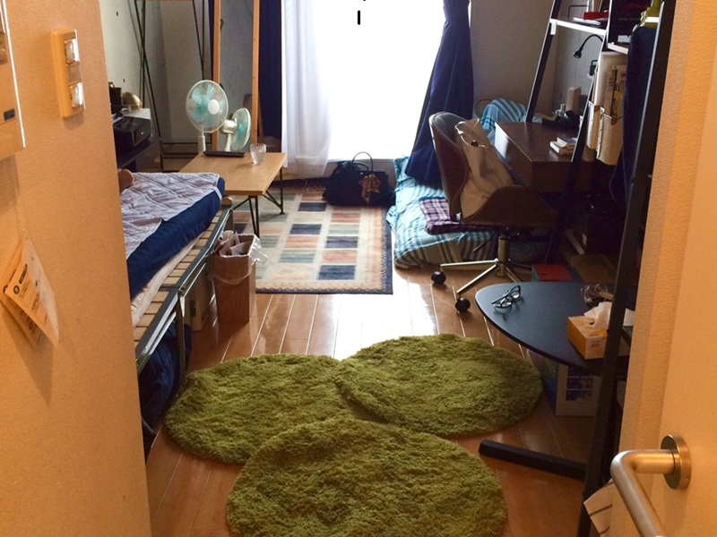 物が多いけれどきれいにまとまっている部屋