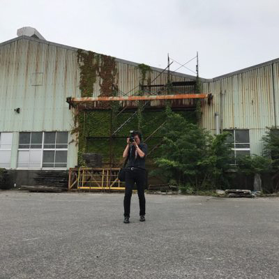 集合写真を撮るカメラマン
