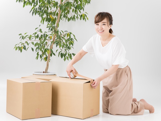 引っ越しの荷造りをする女性