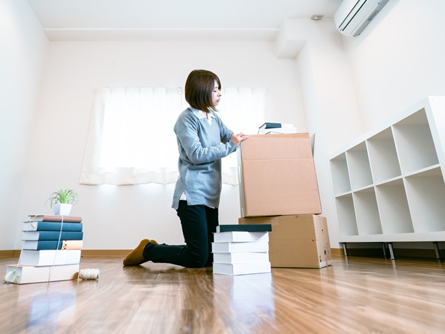 荷造りをする女性