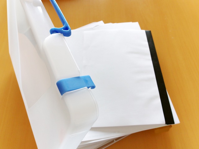 書類ケースにパンフレットを収納する例