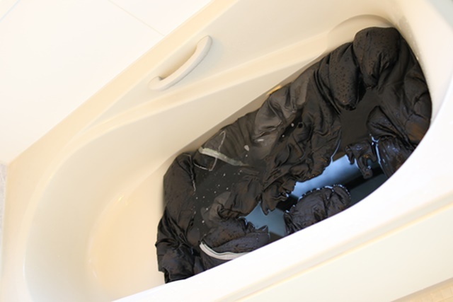 寝袋を手洗いする